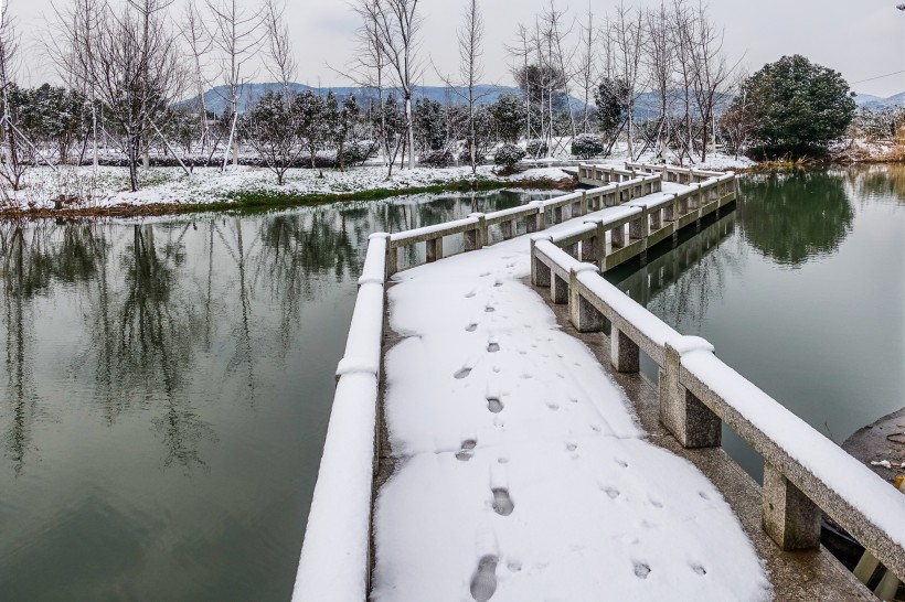 点击大图看下一张：浙江海宁盐官古城雪景图片
