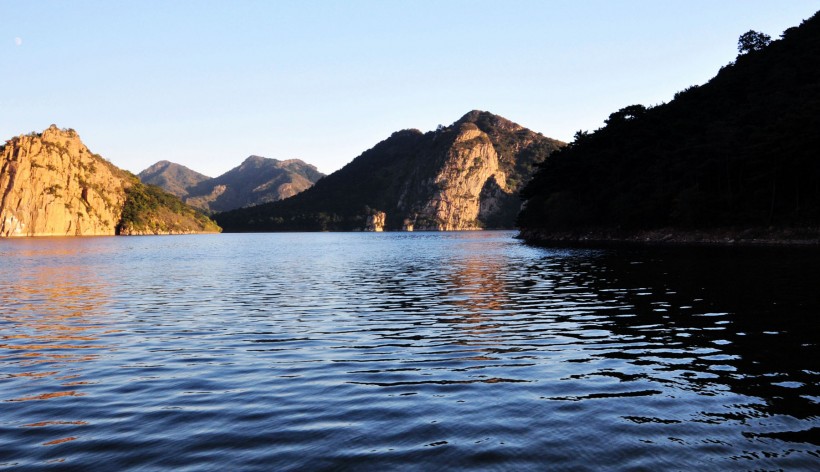 点击大图看下一张：河北秦皇岛燕塞湖风景图片