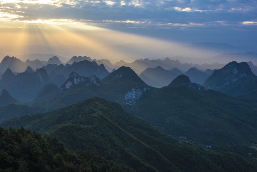 点击大图看下一张：广西桂林尧山风景图片
