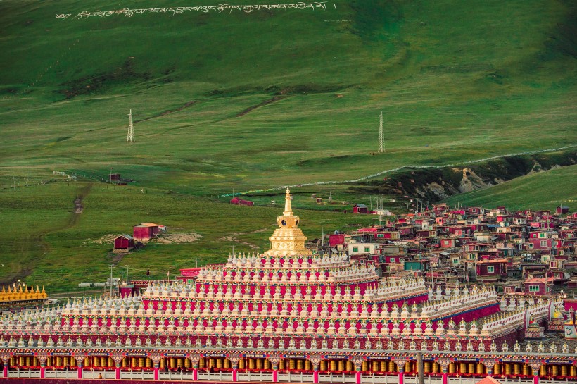 点击大图看下一张：四川亚青寺风景图片