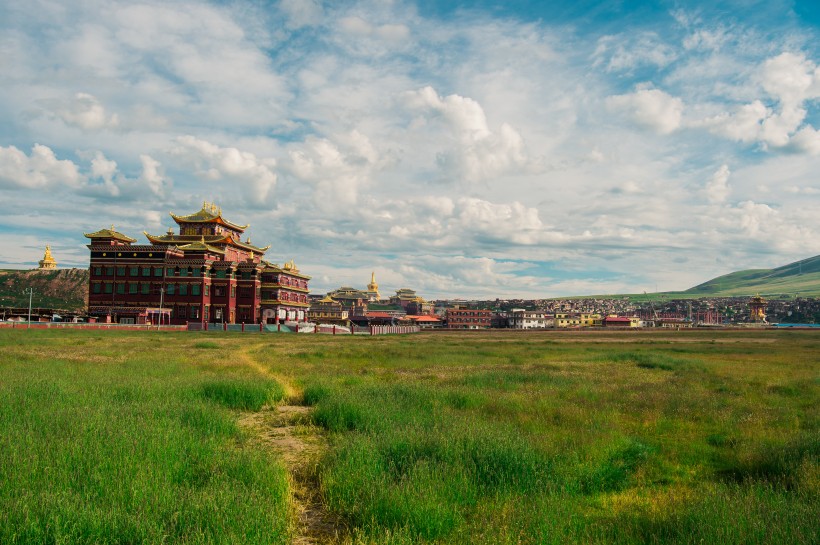 点击大图看下一张：四川亚青寺风景图片