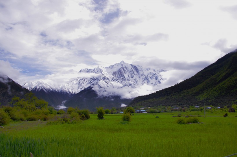 点击大图看下一张：西藏雅鲁藏布大峡谷风景图片