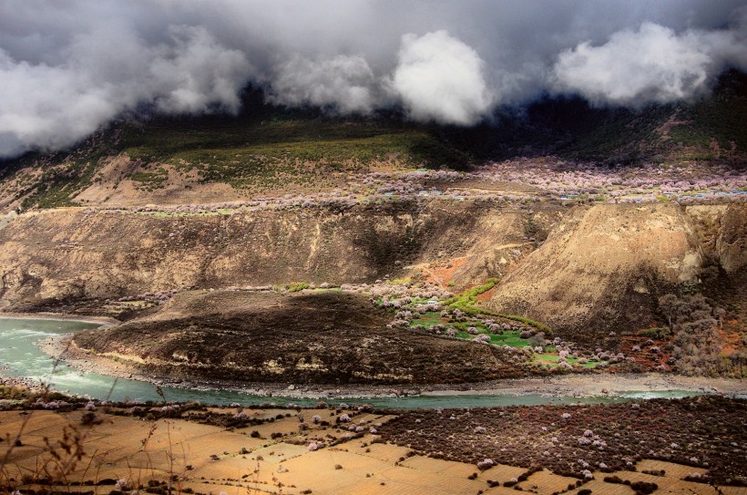 点击大图看下一张：西藏雅鲁藏布大峡谷风景图片