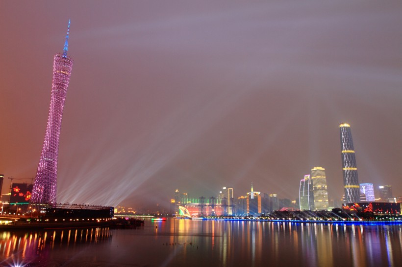 点击大图看下一张：广东广州亚运村夜景图片