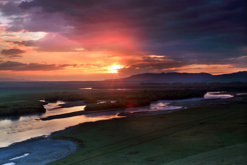 点击大图看下一张：新疆伊犁河谷风景图片