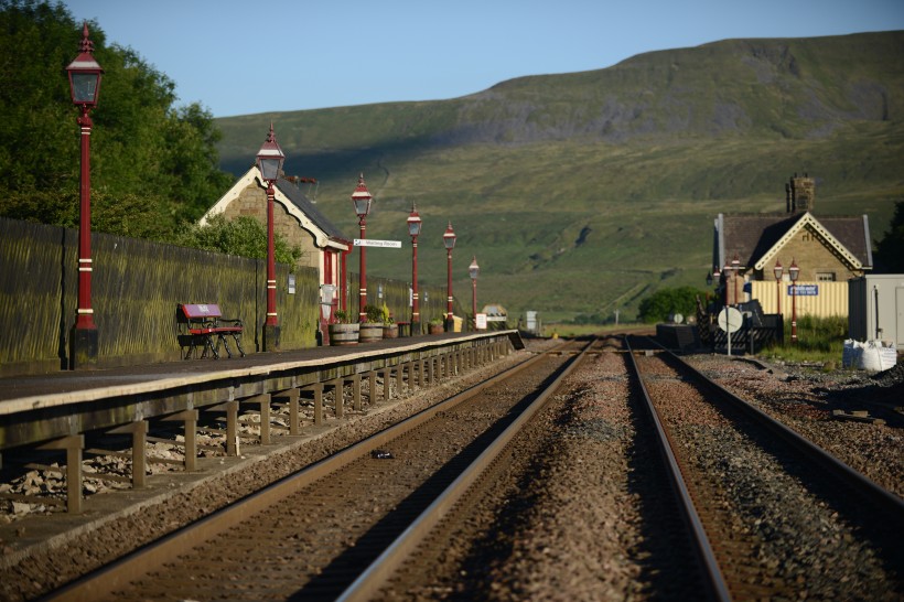 点击大图看下一张：英国铁路风景图片