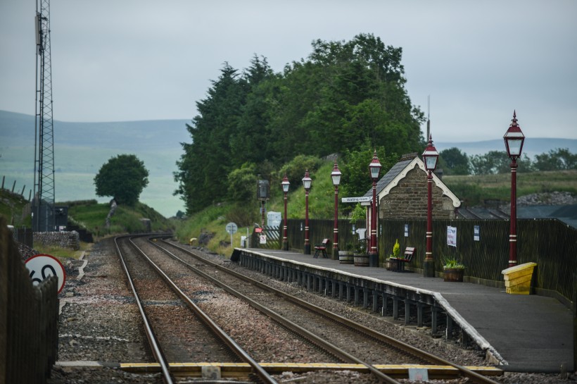 点击大图看下一张：英国铁路风景图片