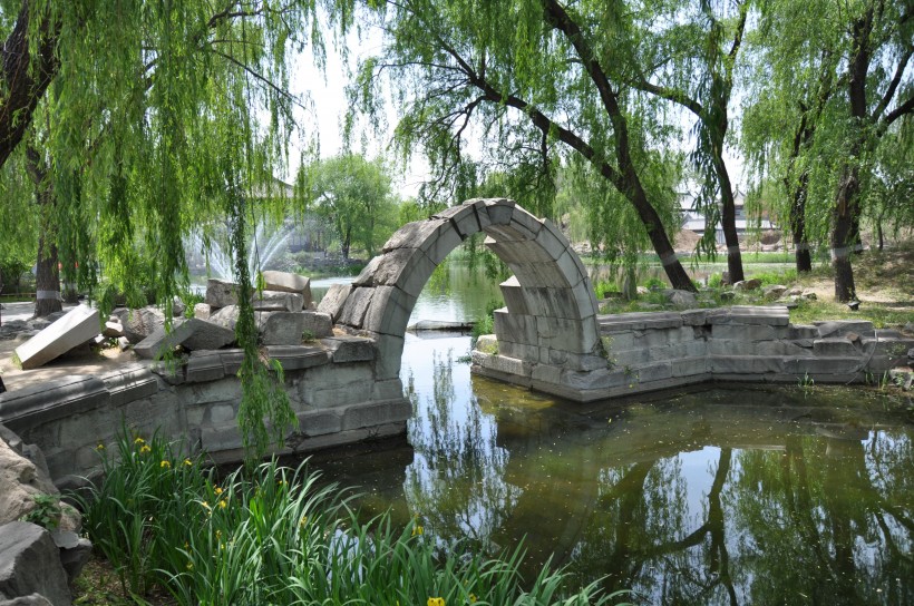 点击大图看下一张：北京圆明园遗址风景图片