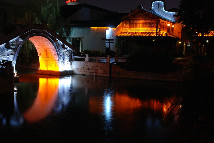 点击大图看下一张：浙江嘉兴月河夜景图片