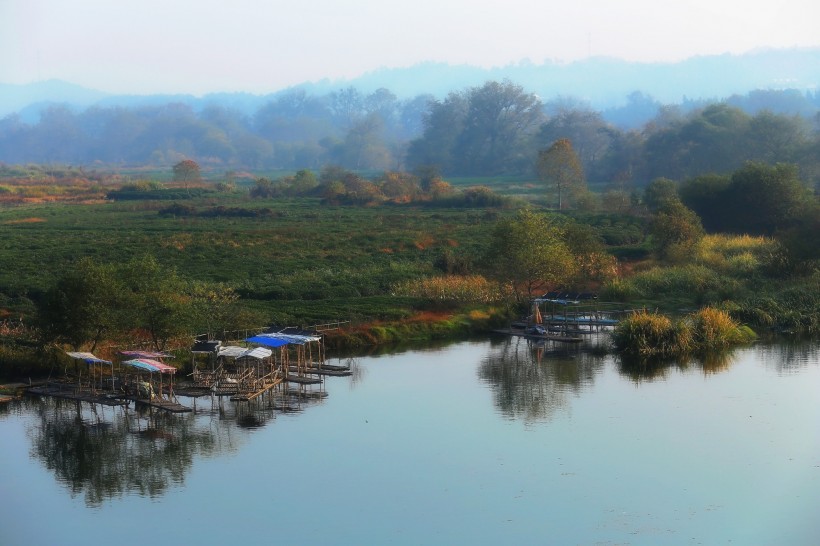 点击大图看下一张：江西上饶月亮湾风景图片