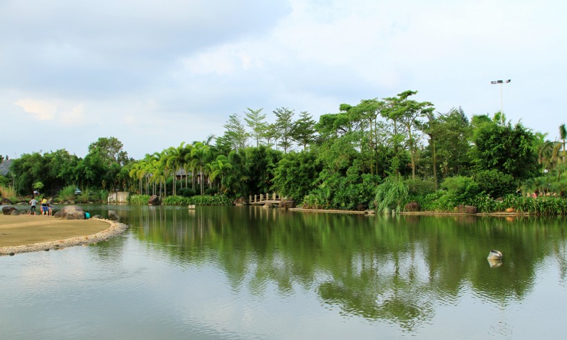 点击大图看下一张：广东湛江渔港公园风景图片