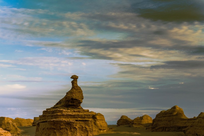 点击大图看下一张:甘肃玉门关雅丹魔鬼城风景图片