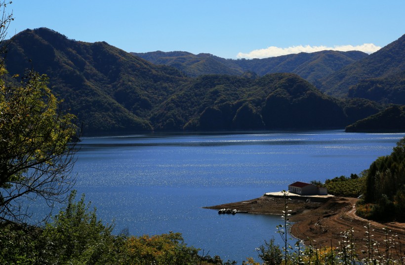点击大图看下一张：吉林集安云峰湖风景图片