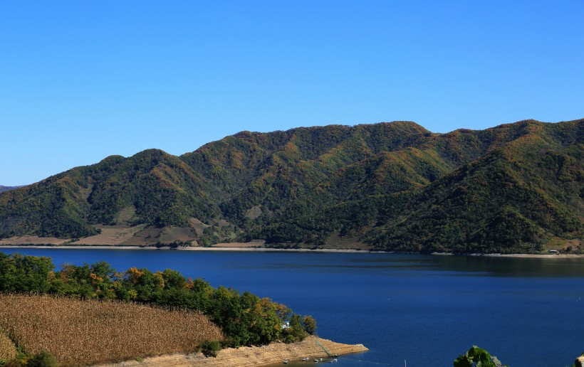 点击大图看下一张：吉林集安云峰湖风景图片