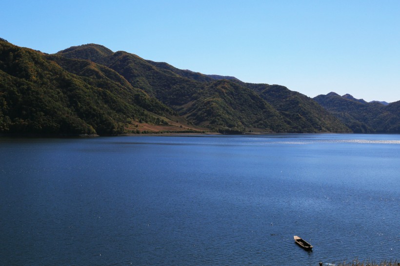 点击大图看下一张：吉林云峰湖风景图片
