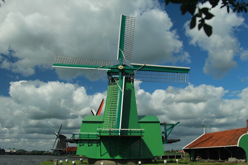 点击大图看下一张：荷兰风车村桑斯安斯风景图片