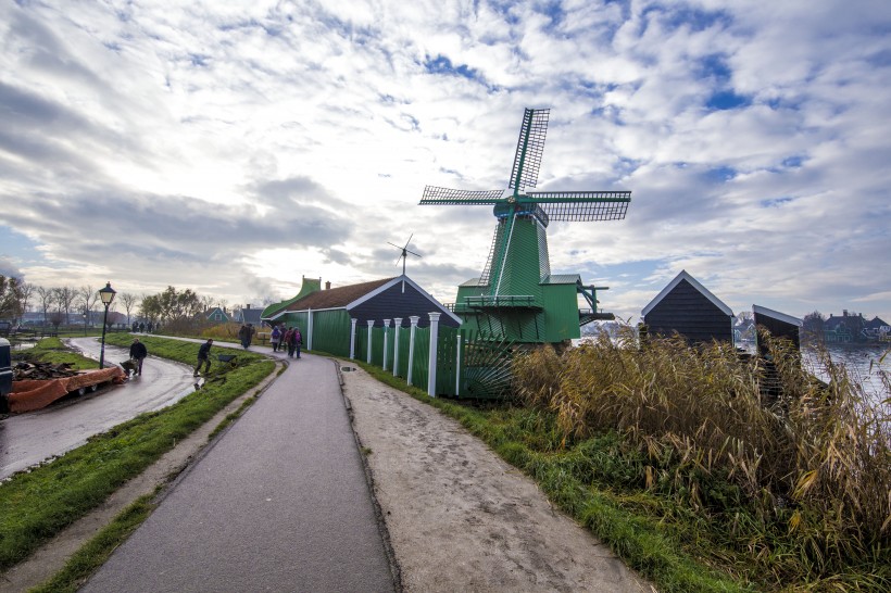 点击大图看下一张：荷兰桑斯安斯的风车风景图片