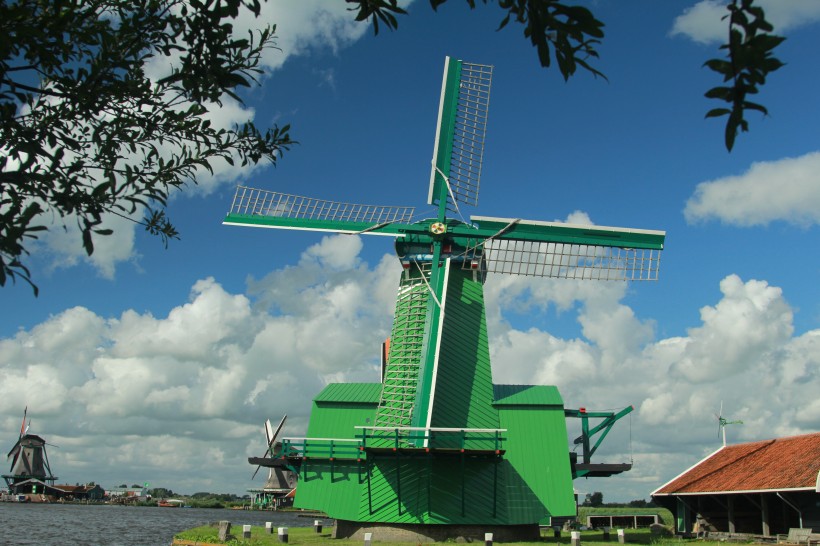 点击大图看下一张：荷兰风车村桑斯安斯风景图片