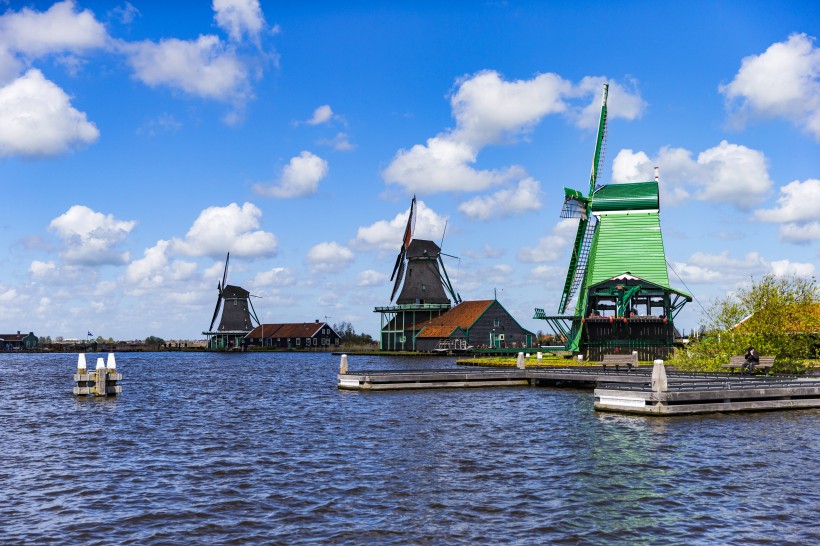 点击大图看下一张：荷兰风车村风景图片