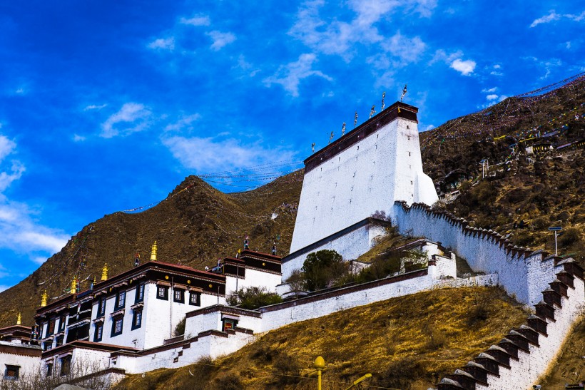 点击大图看下一张：西藏扎布伦寺风景图片