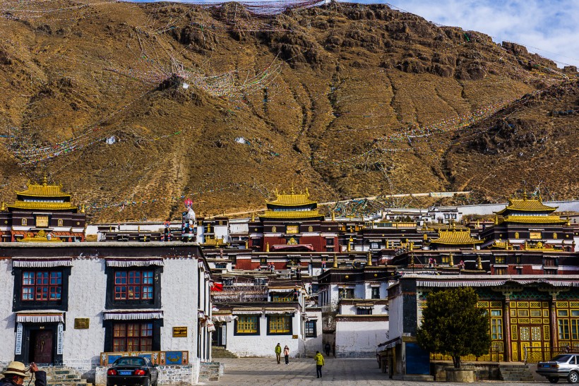 点击大图看下一张：西藏扎布伦寺风景图片