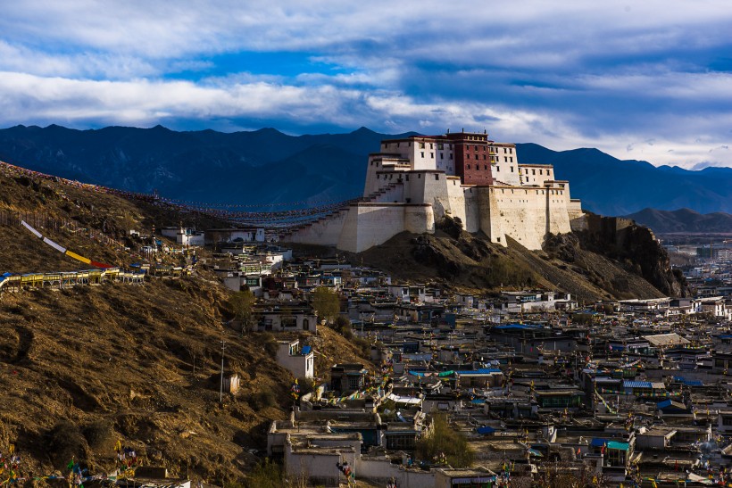 点击大图看下一张：西藏扎布伦寺风景图片