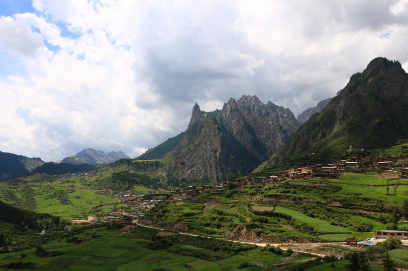 点击大图看下一张：西藏扎尕那风景图片