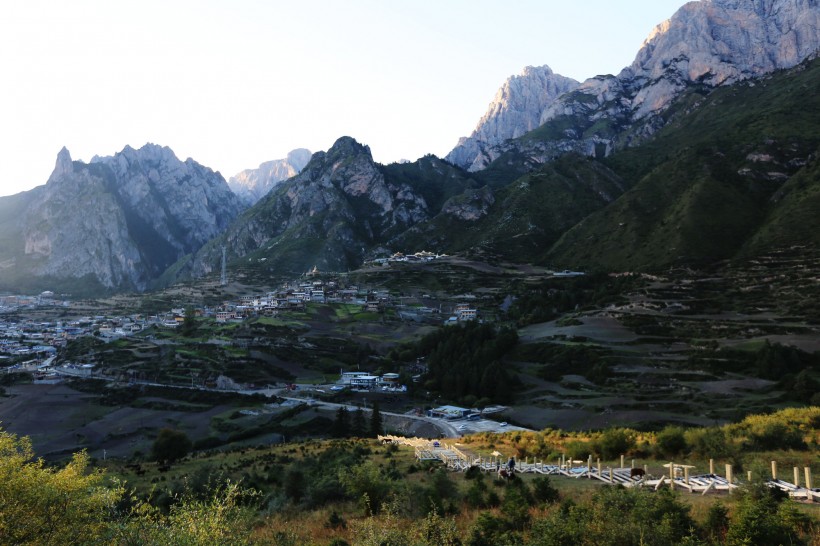点击大图看下一张：甘肃扎尕那山风景图片