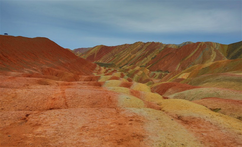 点击大图看下一张:甘肃张掖丹霞地貌风景图片