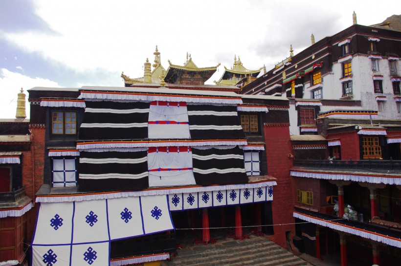 点击大图看下一张：西藏扎什伦布寺风景图片