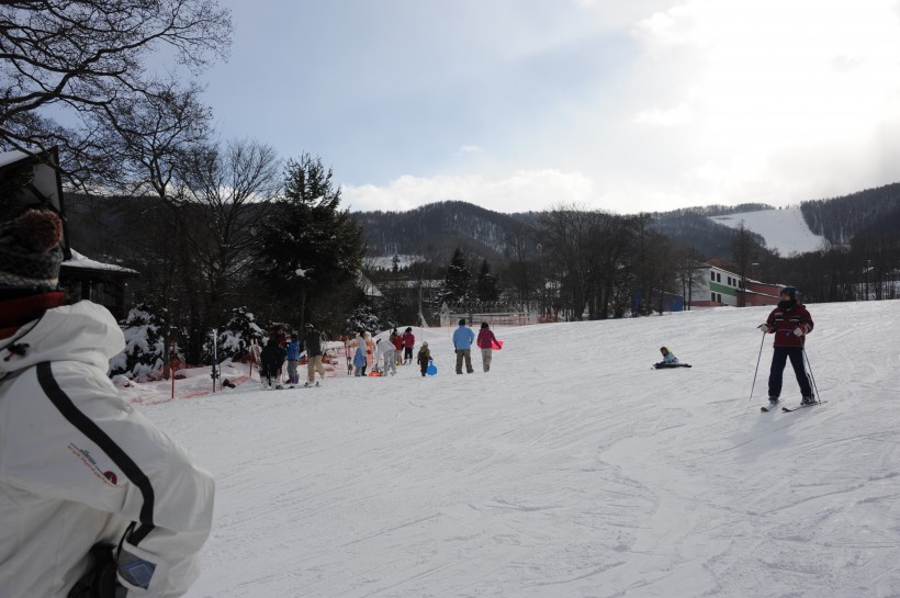 点击大图看下一张：日本长野县志贺高原滑雪场风景图片