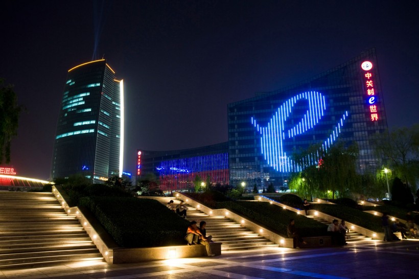 点击大图看下一张：北京中关村夜景图片