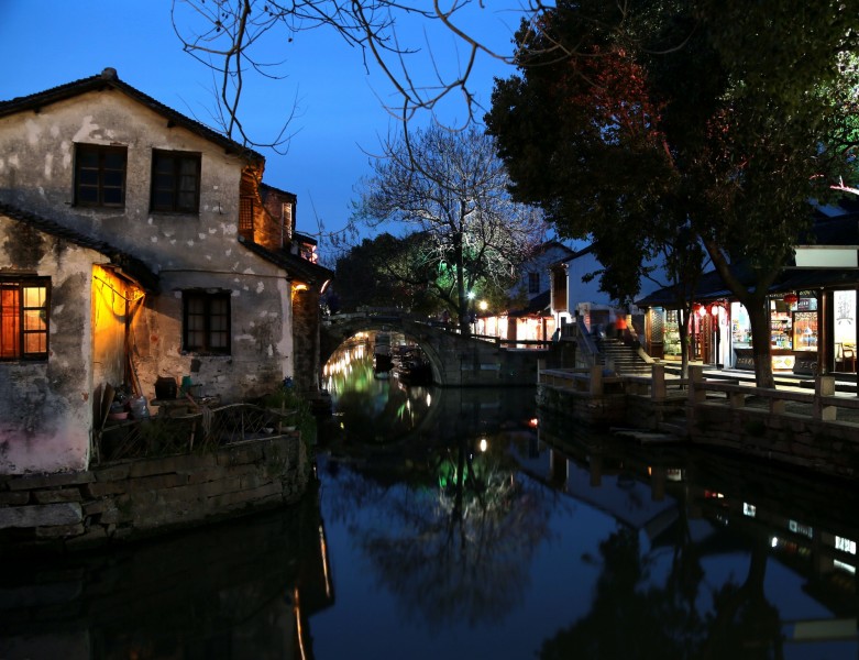 点击大图看下一张：江苏周庄夜景图片
