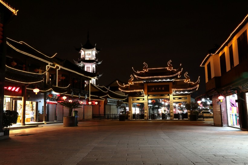 点击大图看下一张：江苏周庄夜景图片