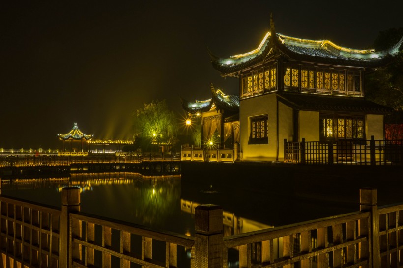 点击大图看下一张：江苏苏州周庄夜景图片