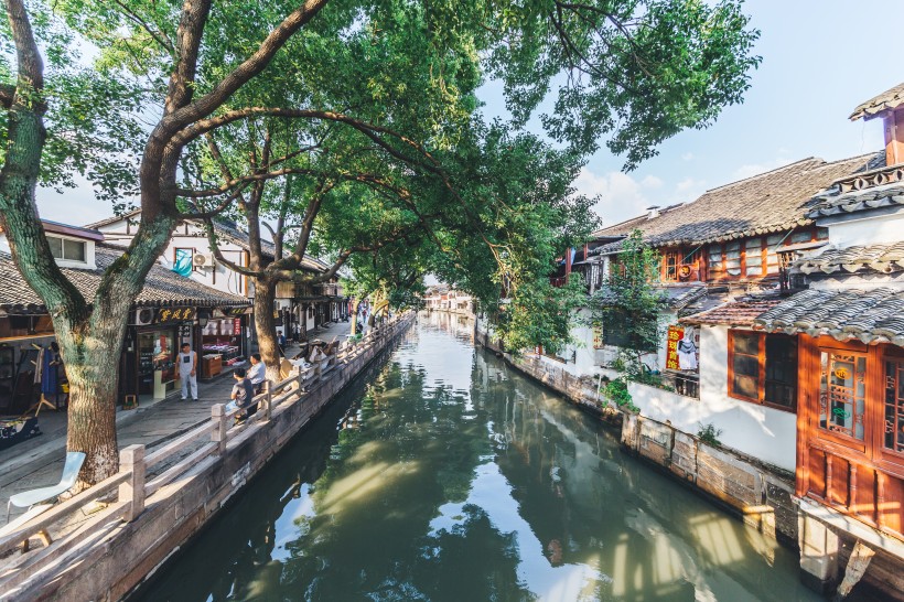 点击大图看下一张：上海朱家角河道风景图片