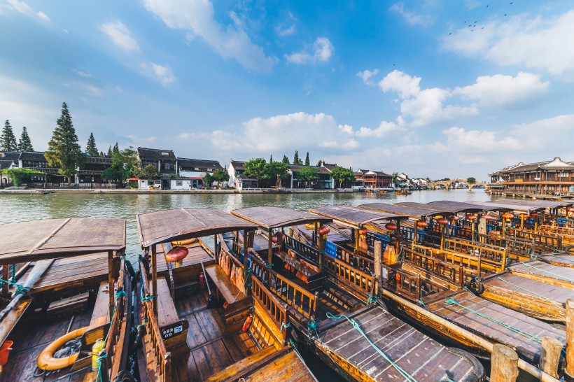 点击大图看下一张：上海朱家角河道风景图片