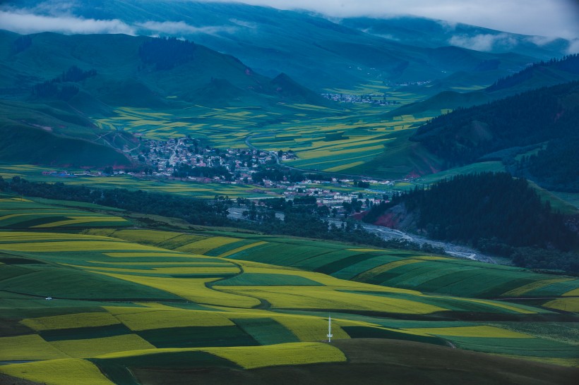 点击大图看下一张：青海卓尔山风景图片