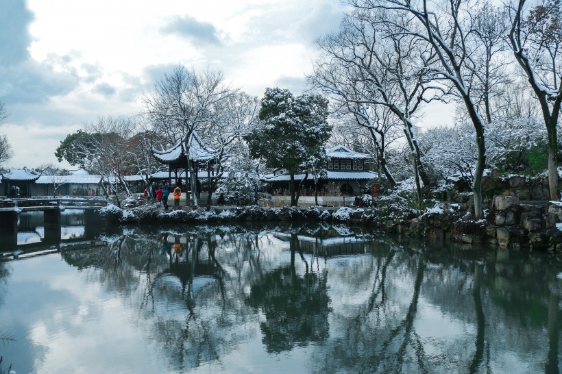 点击大图看下一张：江苏苏州拙政园雪景图片