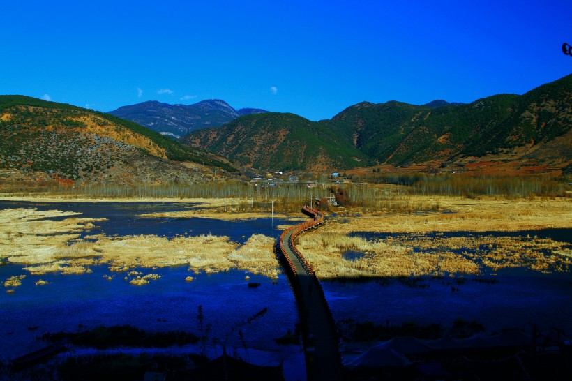 点击大图看下一张：云南泸沽湖走婚桥风景图片