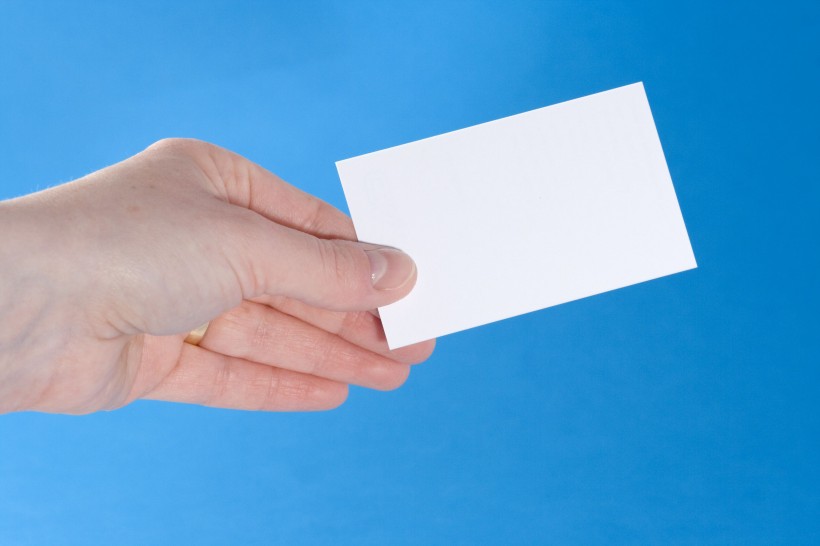 点击大图看下一张:手拿空白名片图片