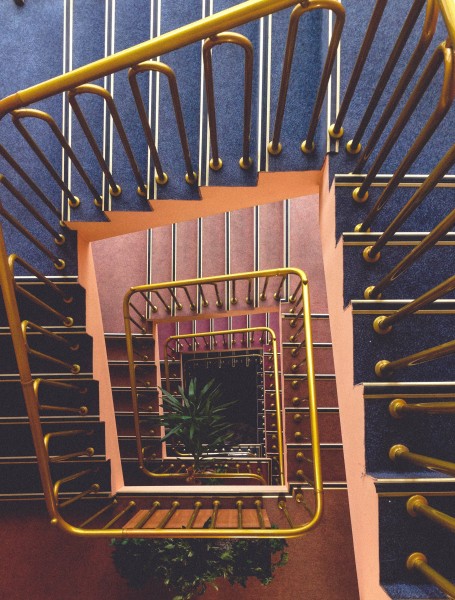 点击大图看下一张：回旋的楼梯图片