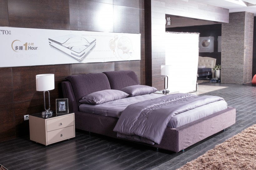 点击大图看下一张：柔软舒适的大床图片