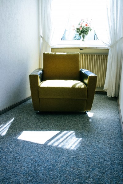 点击大图看下一张：外形各异的单人沙发图片
