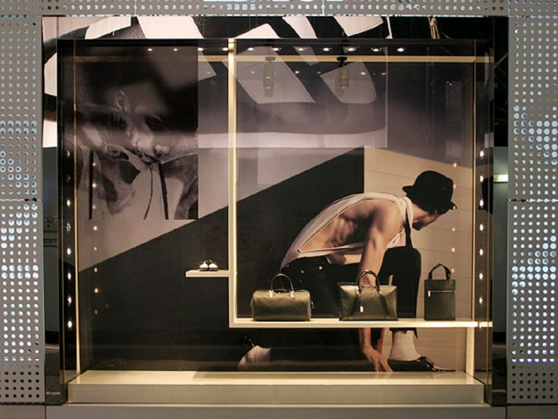点击大图看下一张：Dior橱窗设计图片