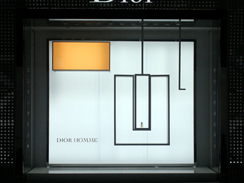 点击大图看下一张：Dior橱窗设计图片