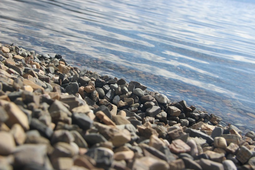 点击大图看下一张：水边的鹅卵石图片