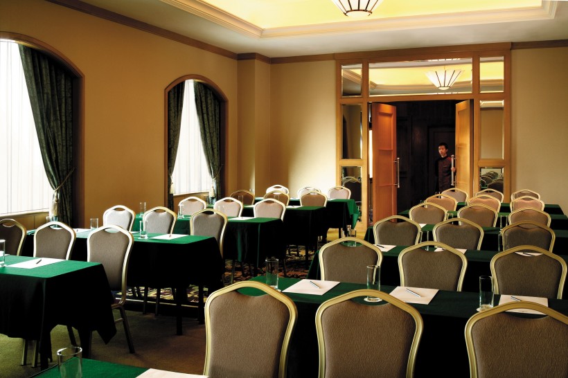 点击大图看下一张：哈尔滨香格里拉大酒店休闲餐厅会议厅图片