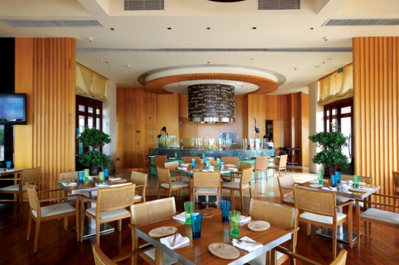 点击大图看下一张：海边-东南亚风格餐厅设计图片