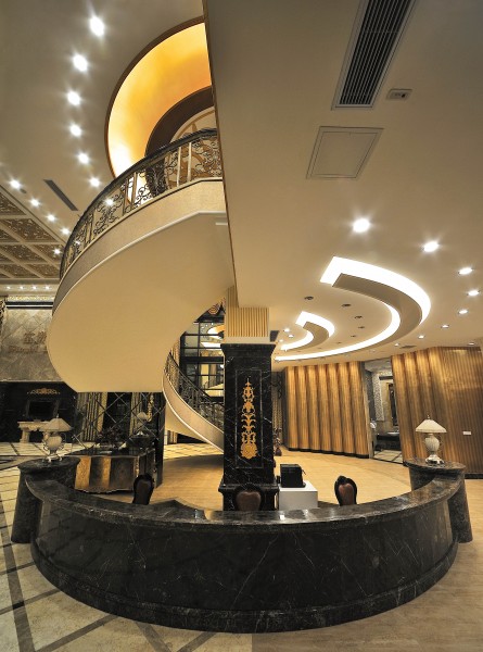 点击大图看下一张：江滨河畔的富贵世家装潢图片